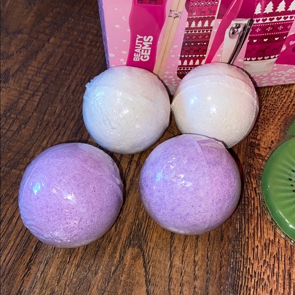 10 PC Pedicure Set w/ Bath Bombs - Picture 3 of 5